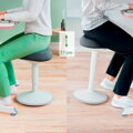 Ergonomická balančná stolička Leitz Ergo na sedenie, svetlo šedá